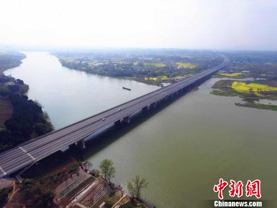 成安渝高速公路沱江河特大橋,?！钣昝?攝