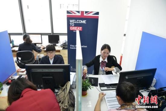 資料圖：申請者辦理出國旅游簽證,。<a target='_blank' href='http://www.chinanews.com/'>中新社</a>發(fā) 張浪 攝