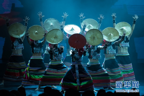 來(lái)自云南的演員表演傣族舞蹈《女兒國(guó)》,。新華網(wǎng)發(fā)(弗爾季?奧蒂洛攝)