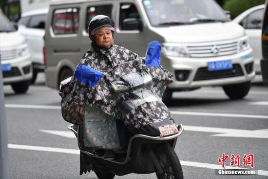 資料圖：8月30日,，成都市民增添衣物出行,。。 <a target='_blank' href='http://www.chinanews.com/'>中新社</a>記者 張浪 攝