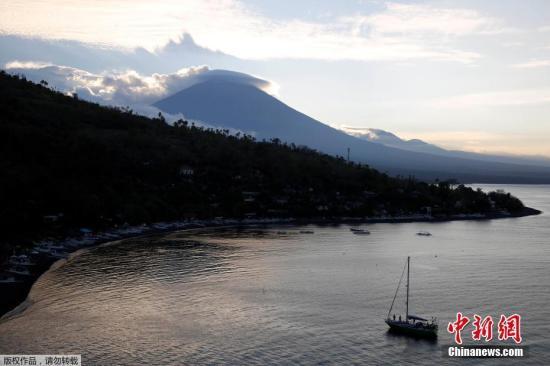 自8月以來,，巴厘島阿貢火山地殼活動持續(xù)增強，很可能在沉寂50多年后再度噴發(fā)。阿貢火山噴發(fā)周期約為50年,，最近一次強烈噴發(fā)發(fā)生于1963年,，造成約1100人死亡。圖為阿貢火山,。