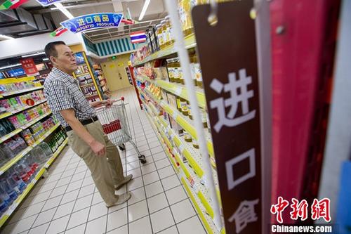 8月8日，山西太原,，民眾在超市挑選進(jìn)口商品,。2017年中國(guó)外貿(mào)“下半場(chǎng)”開(kāi)局良好。當(dāng)日,，中國(guó)海關(guān)總署公布的最新數(shù)據(jù)顯示,，7月中國(guó)進(jìn)出口總值2.32萬(wàn)億元（人民幣，下同）,，同比增長(zhǎng)12.7%,。其中出口增長(zhǎng)11.2%，進(jìn)口增長(zhǎng)14.7%,；貿(mào)易順差擴(kuò)大1.4%,。<a target='_blank' href='http://www.chinanews.com/'>中新社</a>記者 張?jiān)?攝