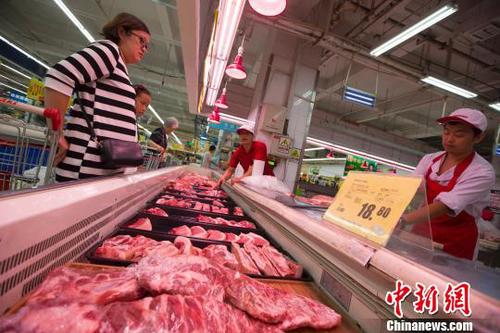 山西太原，民眾在超市購買豬肉,?！?jiān)?攝