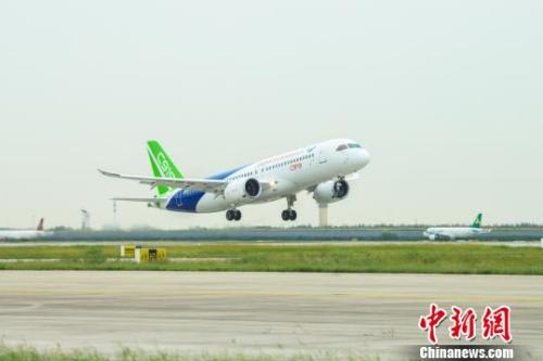 9月28日上午,，C919大型客機10101架機在上海浦東機場完成一架次檢飛任務,。　中國商飛公司 攝