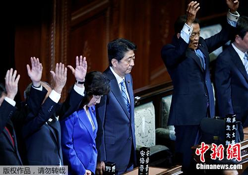 當(dāng)?shù)貢r(shí)間2017年9月28日，日本首相安倍晉三宣布解散眾議院后，多名內(nèi)閣成員舉手歡呼,。