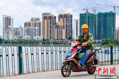 資料圖：海口國興大道附近的在建商品房項目,。<a target='_blank' href='http://www.chinanews.com/'>中新社</a>記者 駱云飛 攝