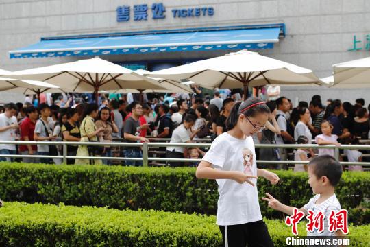 資料圖：上海海洋水族館門前游客正在排隊(duì),。殷立勤 攝