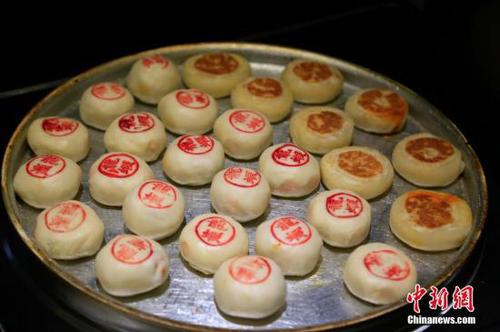 9月29日,，小龍蝦月餅新鮮出爐,。為迎合當(dāng)下年輕人的口味，杭州某餐廳于中秋來臨之際推出現(xiàn)燒現(xiàn)賣的小龍蝦月餅,，酥皮月餅配上小龍蝦餡料的新奇組合,，一經(jīng)上市就成為顧客競相購買的“網(wǎng)紅”爆款。