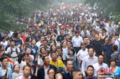 資料圖：大批游客進(jìn)入南京中山陵參觀,。<a target='_blank' href='http://www.chinanews.com/'>中新社</a>記者 泱波 攝