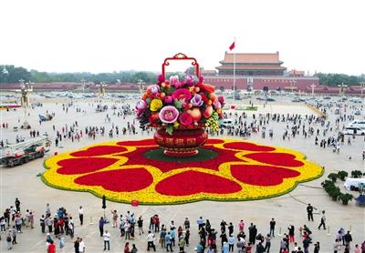  9月25日,，天安門廣場，國慶“大花籃”整體亮相,，游客爭相與國慶“大花籃”拍照留念,。新京報(bào)記者 侯少卿 攝