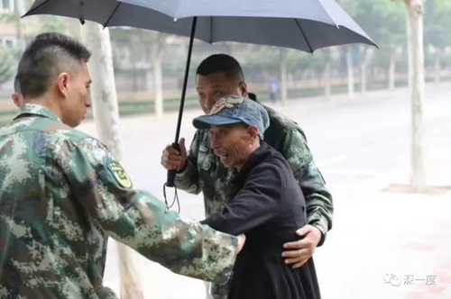 他站在兒子服役的消防隊(duì)門(mén)前 已不認(rèn)得眼前人是誰(shuí)