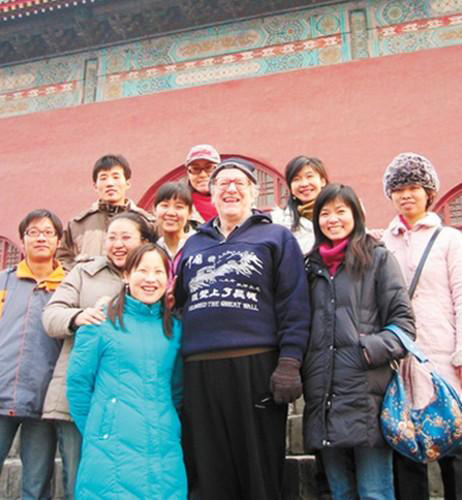 2006年12月,，馬克林教授和北外的學生們參觀北京鼓樓,。資料圖片