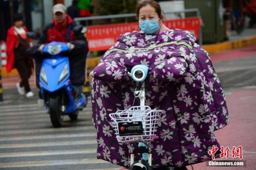 10月9日,,內(nèi)蒙古多地大幅降溫,,在呼和浩特街頭,騎電動(dòng)車的行人穿上“棉衣”出行,。 <a target='_blank' href='http://www.chinanews.com/'>中新社</a>記者 劉文華 攝 10月9日,,內(nèi)蒙古多地大幅降溫,在呼和浩特街頭,,騎電動(dòng)車的行人穿上“棉衣”出行,。 <a target='_blank' href='http://www.chinanews.com/'>中新社</a>記者 劉文華 攝