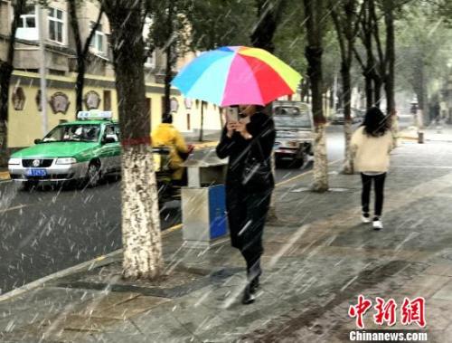 圖為9日西寧市區(qū)飄起鵝毛般大雪,,市民撐傘行走,。 孫睿 攝 圖為9日西寧市區(qū)飄起鵝毛般大雪,,市民撐傘行走,。 孫睿 攝