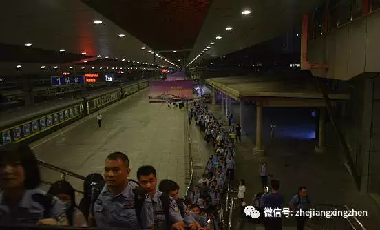 小伙用美女照賺了1500萬 警方帶著點鈔機(jī)去點鈔