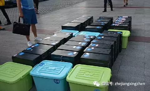 小伙用美女照賺了1500萬 警方帶著點鈔機(jī)去點鈔