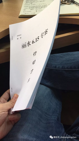 小伙用美女照賺了1500萬 警方帶著點鈔機(jī)去點鈔