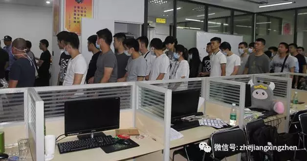 小伙用美女照賺了1500萬 警方帶著點鈔機(jī)去點鈔