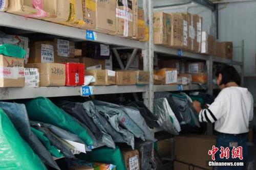 資料圖：重慶一高校為學(xué)生收取快遞,。周毅 攝