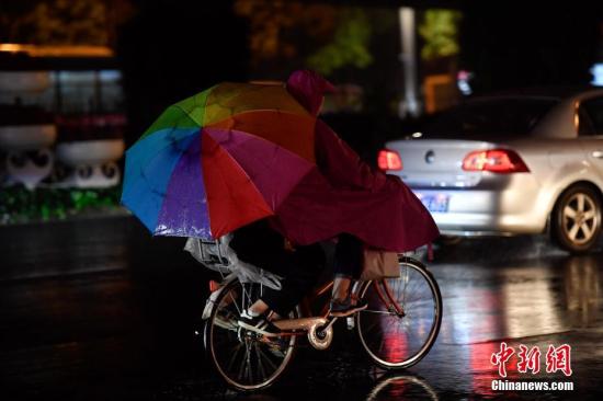 10月10日,市民雨中騎行,。俗話說“一場秋雨一場寒”,,寒露節(jié)氣剛過,陰雨天氣到訪昆明,,氣溫下降,,“春城”秋意漸濃。<a target='_blank' href='http://www.chinanews.com/'>中新社</a>記者 劉冉陽 攝 10月10日,,市民雨中騎行,。俗話說“一場秋雨一場寒”,,寒露節(jié)氣剛過,陰雨天氣到訪昆明,,氣溫下降,,“春城”秋意漸濃。<a target='_blank' href='http://www.chinanews.com/'>中新社</a>記者 劉冉陽 攝