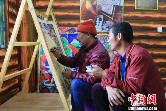 圖為高佐甲澤與徒弟阿阿扎巴繪制唐卡,。　王鵬 攝