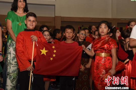 中國僑網(wǎng)圖為慈佑學(xué)校中文部華裔學(xué)生及各國同學(xué)的隊伍,?！∧尚邸z
