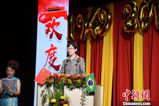 中國僑網(wǎng)圖為中國駐圣保羅總領(lǐng)事陳佩潔致辭。　莫成雄　攝