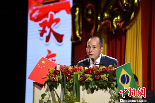 圖為巴西華人協(xié)會會長朱蘇忠致辭,?！∧尚?攝