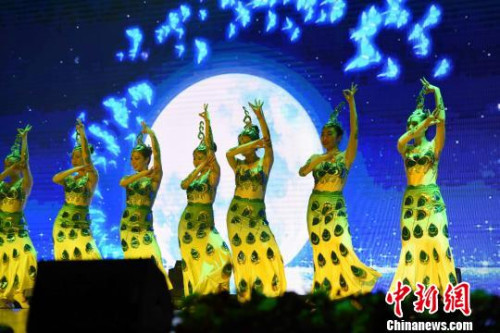圖為唐韻藝術(shù)團表演舞蹈《碧波孔雀》,?！∧尚?攝