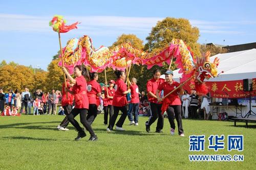 中國僑網(wǎng)9月24日，英國劍橋華人社區(qū)舉行活動(dòng)，慶祝中秋佳節(jié),?；顒?dòng)包括舞龍、太極拳表演,、品嘗中華美食等,。新華網(wǎng)發(fā)