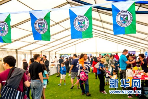 9月24日,，英國劍橋華人社區(qū)舉行活動(dòng),，慶祝中秋佳節(jié)?；顒?dòng)包括舞龍,、太極拳表演、品嘗中華美食等,。新華網(wǎng)發(fā)