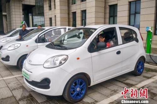 圖為市民體驗(yàn)共享汽車(chē)?！≮w琳露 攝