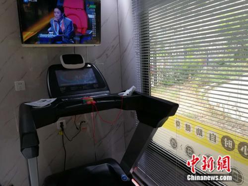 今年誕生的共享運動倉內(nèi)安裝有跑步機,、電視等設(shè)施 。<a target='_blank' href='http://www.chinanews.com/' >中新網(wǎng)</a>記者 張尼 攝