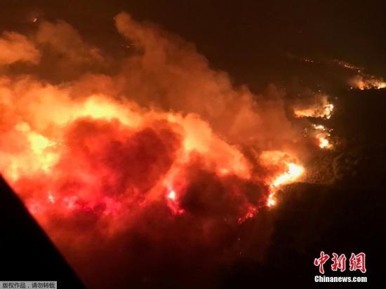 從空中航拍的美國加州山火現(xiàn)場(chǎng),。