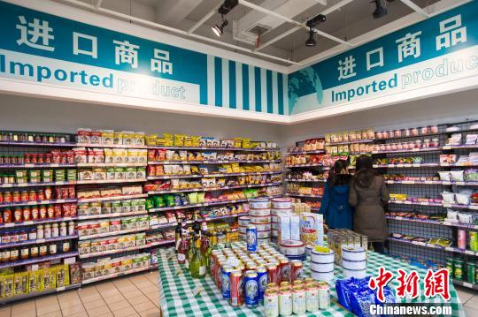 山西太原,，民眾在超市選購(gòu)進(jìn)口食品,?！?jiān)啤z