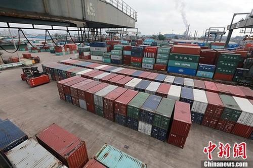 資料圖:集裝箱碼頭堆場,工人正在作業(yè),。 <a target='_blank' href='http://www.chinanews.com/'>中新社</a>記者 曾開宏 攝 資料圖:集裝箱碼頭堆場,,工人正在作業(yè)。 <a target='_blank' href='http://www.chinanews.com/'>中新社</a>記者 曾開宏 攝
