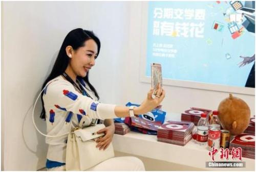 隨著移動互聯(lián)網(wǎng)的發(fā)展,，各類游戲,、旅游、購物等戶外戶內(nèi)的移動直播近五年蓬勃發(fā)展,。圖為一名女主播用手機在一家直播平臺上做現(xiàn)場直播,。<a target='_blank' href='http://www.chinanews.com/'>中新社</a>記者 張浩 攝