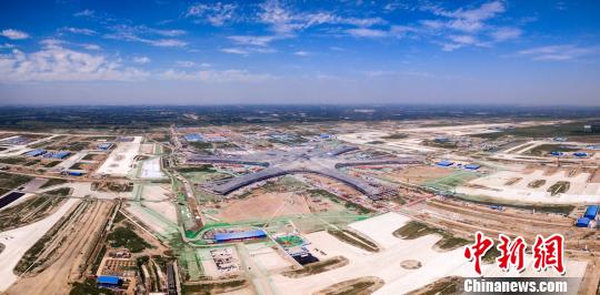 10月16日,，北京新機(jī)場(chǎng)建設(shè)指揮部發(fā)布消息稱,，新機(jī)場(chǎng)力爭(zhēng)于2017年底實(shí)現(xiàn)封頂封圍，全部工程計(jì)劃于2019年7月竣工,，并于10月試運(yùn)行,。圖為建設(shè)中的北京新機(jī)場(chǎng)航拍圖。北京新機(jī)場(chǎng)建設(shè)指揮部供圖