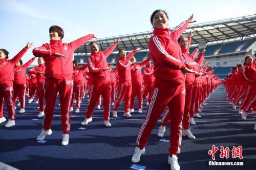 資料圖:2016年11月,5萬余名參與者在北京,、上海,、成都等14個城市同跳一支廣場舞,一起挑戰(zhàn)最大規(guī)模排舞(多場地)吉尼斯世界紀(jì)錄,。<a target='_blank' href='http://www.chinanews.com/'>中新社</a>記者 趙雋 攝 資料圖:2016年11月,,5萬余名參與者在北京、上海,、成都等14個城市同跳一支廣場舞,,一起挑戰(zhàn)最大規(guī)模排舞(多場地)吉尼斯世界紀(jì)錄。<a target='_blank' href='http://www.chinanews.com/'>中新社</a>記者 趙雋 攝