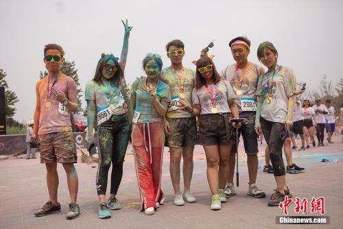 資料圖:近年來,,興起的The Color Run彩色跑,,旨在宣傳健康、快樂,、大眾參與的跑步理念,。 <a target='_blank' href='http://www.chinanews.com/' >中新網(wǎng)</a>記者 翟璐 攝 資料圖:近年來,興起的The Color Run彩色跑,,旨在宣傳健康,、快樂、大眾參與的跑步理念,。 <a target='_blank' href='http://www.chinanews.com/' >中新網(wǎng)</a>記者 翟璐 攝