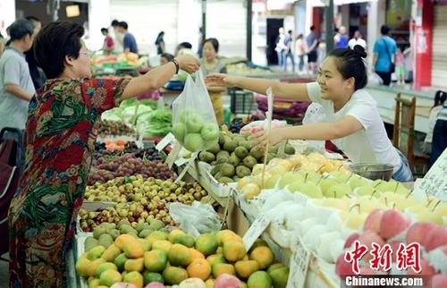 資料圖：圖為農(nóng)貿(mào)市場內(nèi)民眾正在購買水果,。<a target='_blank' href='http://www.chinanews.com/'>中新社</a>記者 劉忠俊 攝