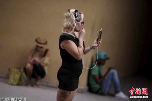 資料圖片：人們拿著手機站在或坐在一個WiFi熱點的附近,。