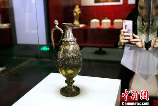 圖為民眾參觀展出的波斯薩珊朝胡瓶,?！堖h 攝