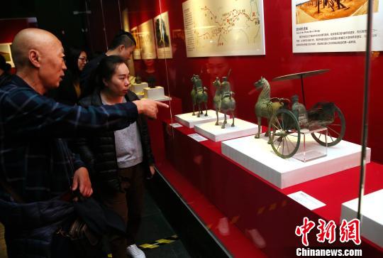 圖為展覽現(xiàn)場?！堖h 攝