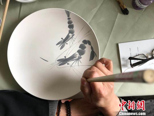 畫家張小林潛心研究畫蝦,，落筆處惟妙惟肖?！『?攝