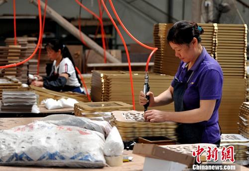 圖為廈門一企業(yè)生產車間，工人正在流水線上作業(yè),。（資料圖片） <a target='_blank' href='http://www.chinanews.com/'>中新社</a>記者 張斌 攝