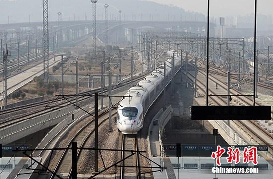 一輛和諧號列車駛?cè)敫哞F南京南站。（資料照片） 中新社記者 泱波 攝