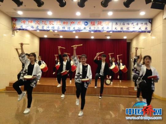 中國(guó)僑網(wǎng)太鼓表演?！×_巡　攝