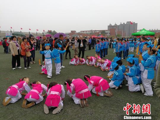 中國僑網(wǎng)海外華校校董紛紛在山西河津中學(xué)的特色教學(xué)展示項(xiàng)目“國學(xué)經(jīng)典誦讀”展示區(qū)駐足,?！罱苡ⅰz