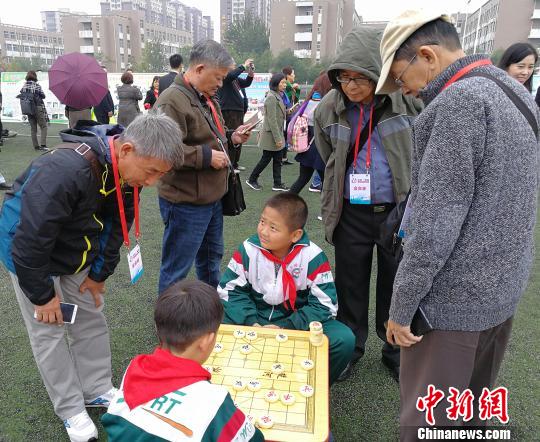 海外華校校董在山西河津中學(xué)觀看學(xué)生下象棋,。　楊杰英 攝